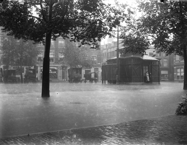 853369 Gezicht op een deel van de overstroomde Neude te Utrecht; rechts het retiradegebouwtje en links op de ...